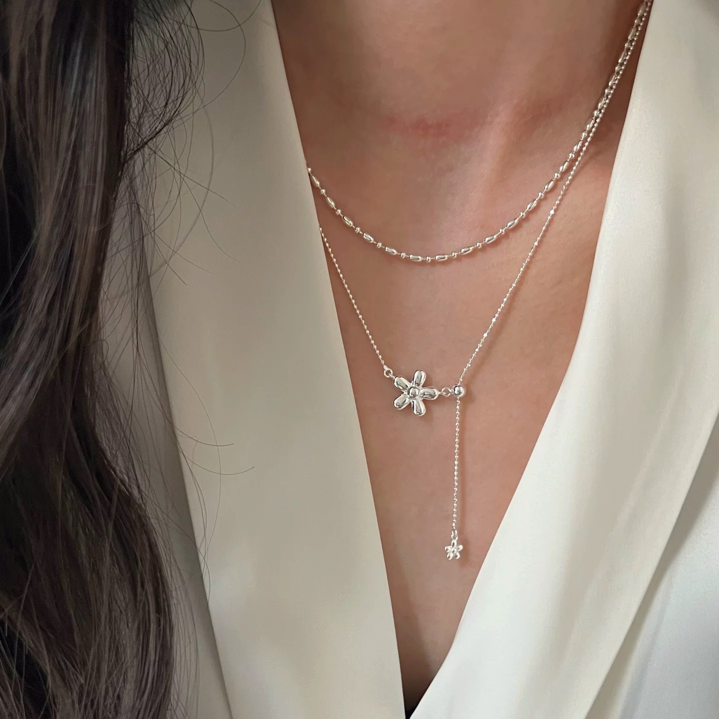 The entire S925 sterling silver 11.20 flower tassel necklace is a women's Instagram niche design with a light luxury and high-end feel. It is a pull-out collarbone chain Item Picture