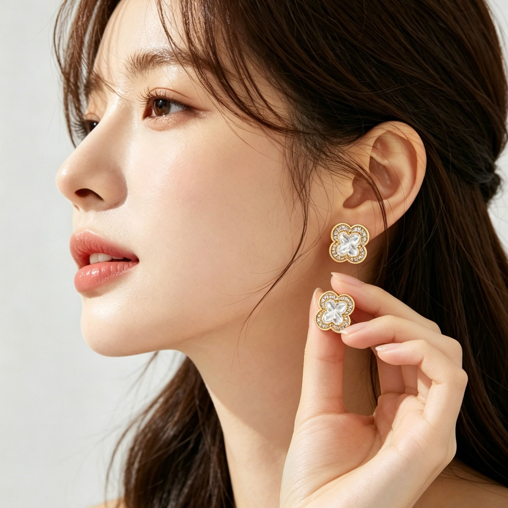 Lucky four-leaf clover earrings, copper alloy, real gold electroplated with zirconium, s925 silver needle earrings, light luxury and high-end women's earrings
