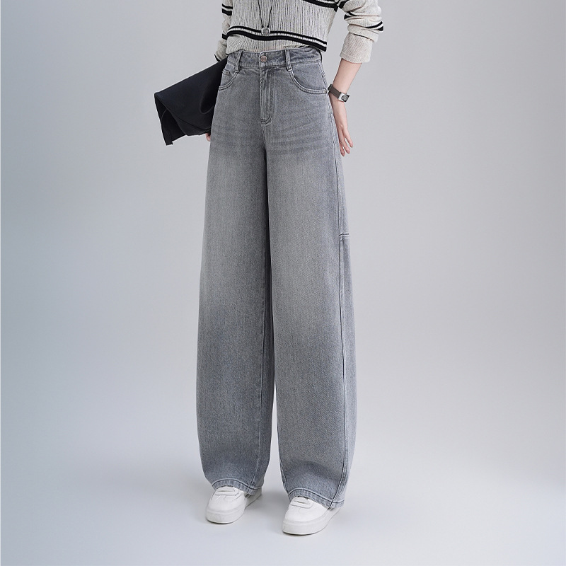 If the 2025 winter new flocked thickened denim curved knife pants women's high-waisted loose banana pants 8166H Application Scenario