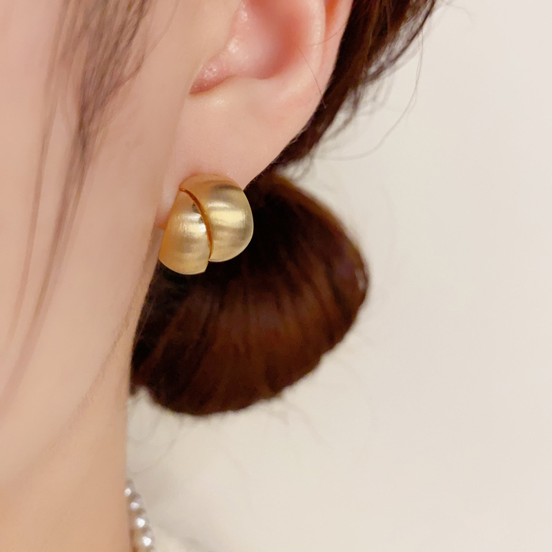 s925 Silver needle fashionable and light luxury design metal brushed round stud earrings for women's elegance, simple and versatile earrings wholesale Application Scenario