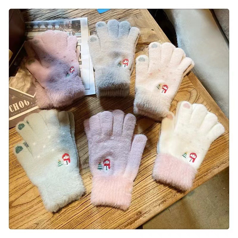 The snowman gloves for autumn and winter are cute, warm and fashionable. The five-fingered gloves have touch screens and are thickened with fleece. They are knitted gloves for cold protection details Picture