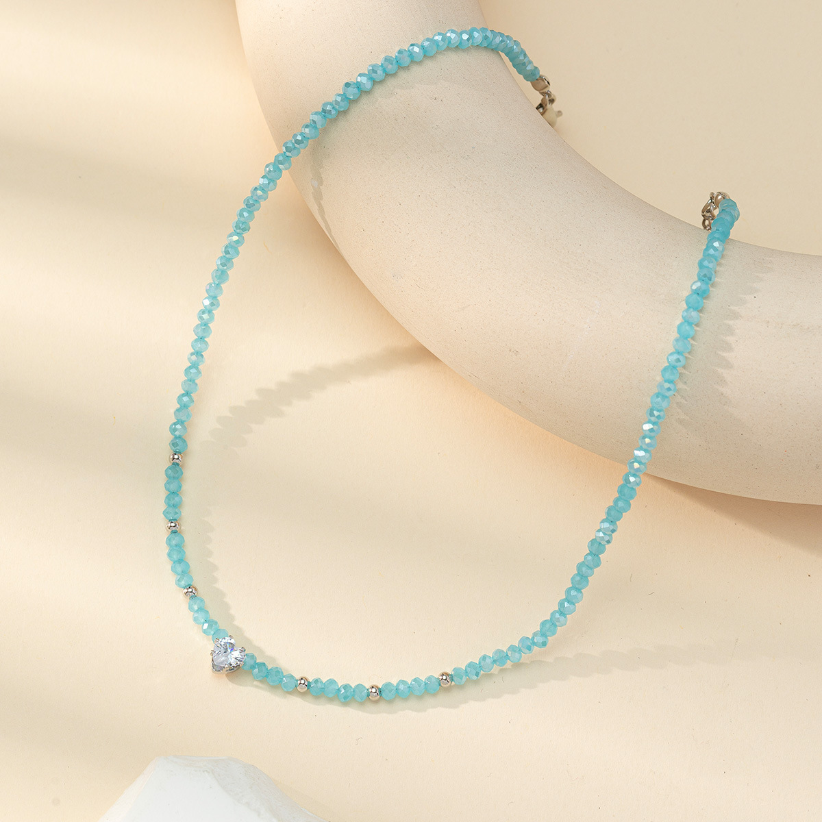 Factory direct sales, fashionable and hot-selling handcrafted beaded crystal heart-shaped diamond necklace, women's mixed and matched collarbone chain neck necklace accessory details Picture