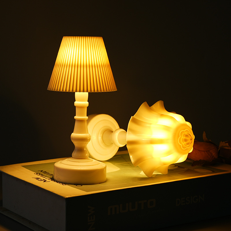 Cross-border European-style fine-textured small table lamp, retro LED night light, small palace lamp, bedside and bedroom decorative items, ambient light details Picture