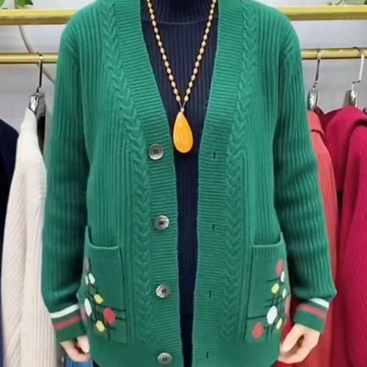 A loose knitted cardigan for middle-aged and elderly people in spring and autumn, paired with a new double-pocket jacket from 2024, is a fashionable and youthful women's wear details Picture