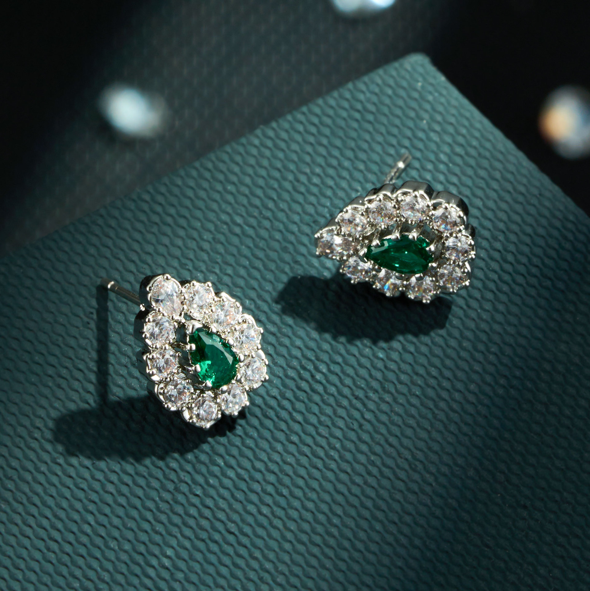 Легкий многоцветный каплевидный медный сплав, покрытый цирконием S925 серебряной иглой с трехцветной опцией украшений для высокочувствительной девушки Application Scenario