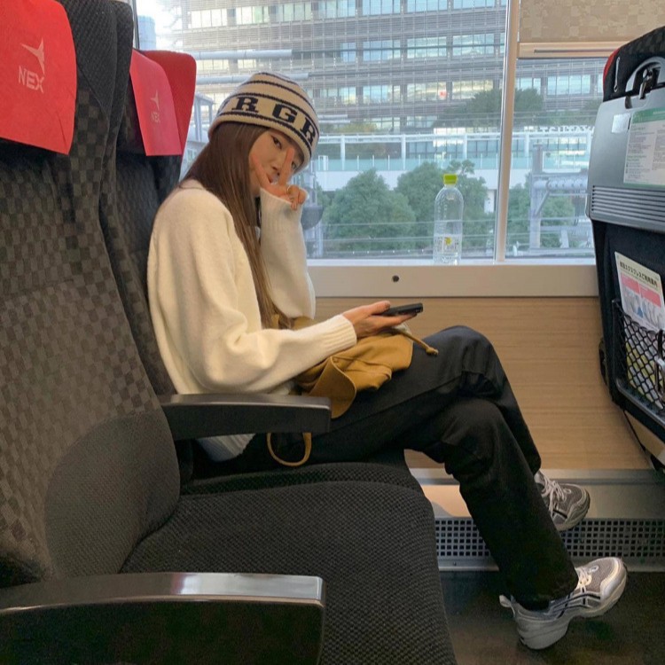 Xu Mengjie's unique striped rolled-up letter knitted hat is a popular autumn and winter casual, versatile, warm and ear-protecting cold hat Application Scenario