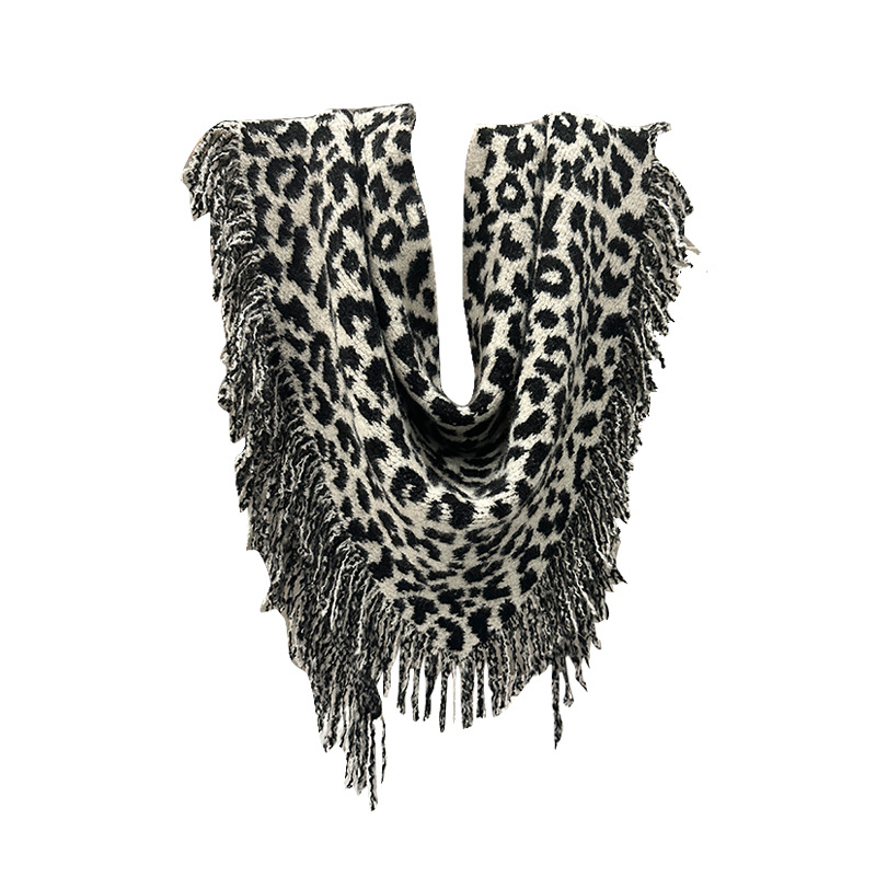A new autumn and winter collection of leopard-print fringed scarves for women, featuring a high-end woolen triangular shawl and a retro and fashionable shawl. Wholesale from street stalls Item Picture