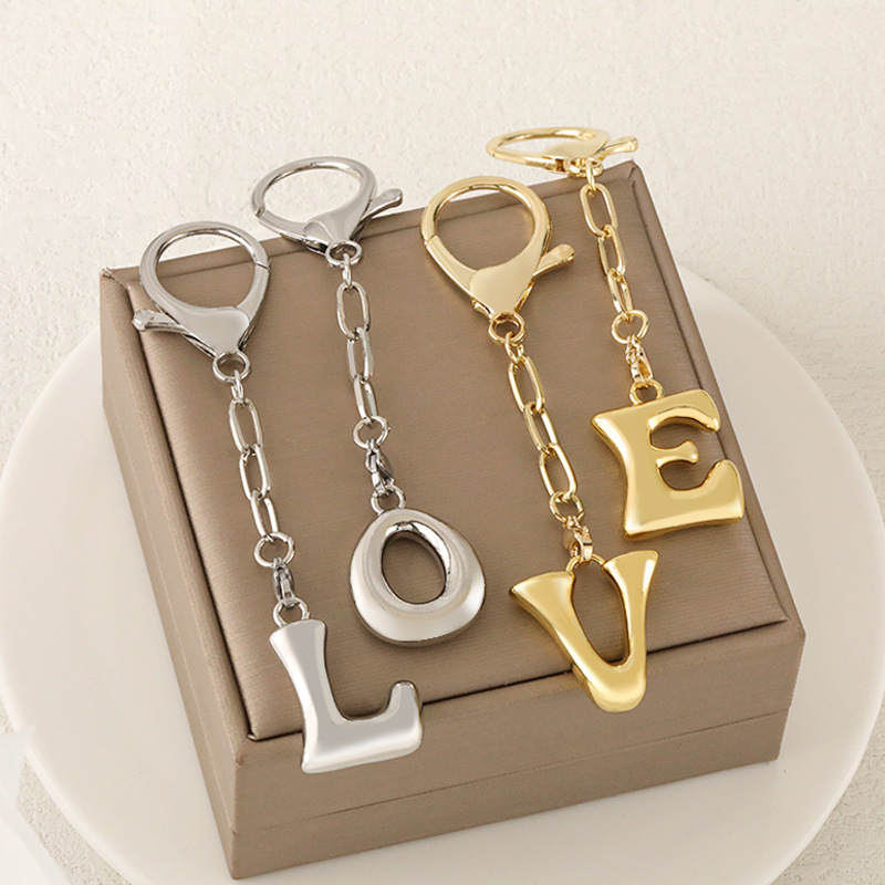 跨境爆款26英文字母钥匙扣小挂件18K真金电镀小众设计高级感挂饰
