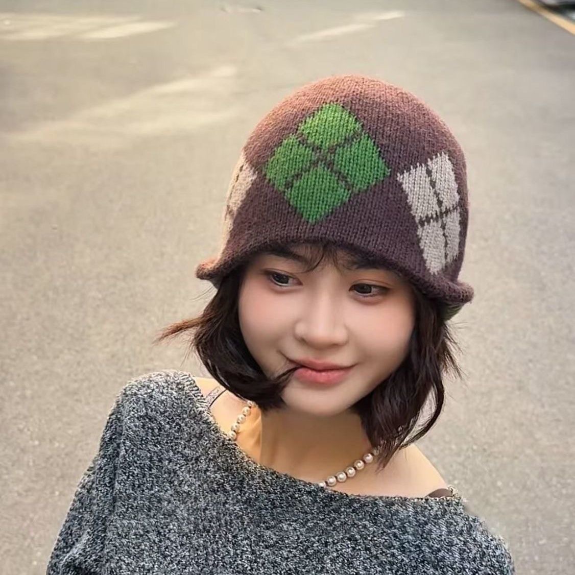 One-piece dropshipping [Hat + Scarf] Retro diamond-shaped checkered knitted woolen hat for women, fashionable and warm for autumn and winter, ear-protecting pile hat, street stall scarf Specification image