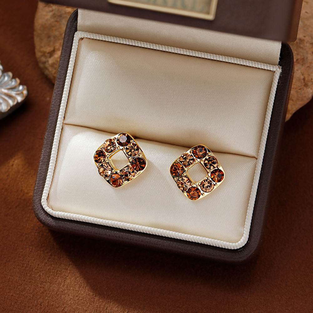 Hyacinth925 silver needle retro Hong Kong-style small stud earrings, niche design, commuting caramel-colored square earrings, elegant earrings Application Scenario