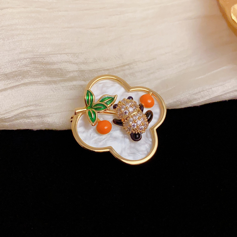 The new Chinese-style "Shi Shi Yi Ruyi" board bear Four-leaf flower brooch is a personalized, light luxury, versatile and high-end accessory