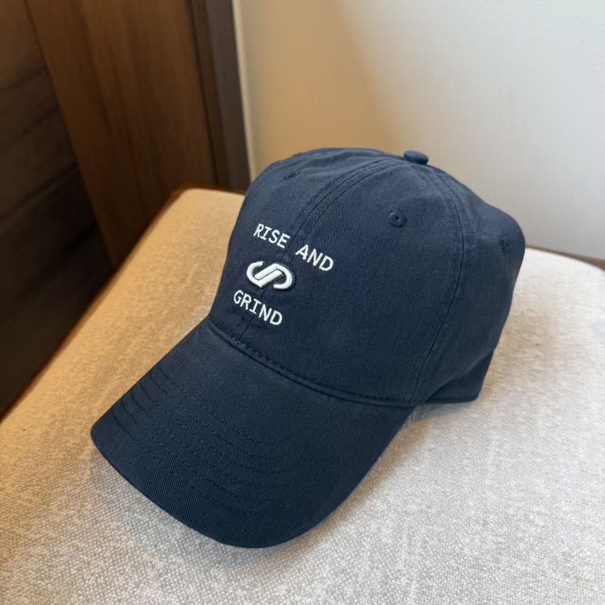 Korean version RISE AND GRIND embroidered baseball cap, versatile for men and women on the street, wide-brimmed sunshade and face-enhancing small baseball cap details Picture