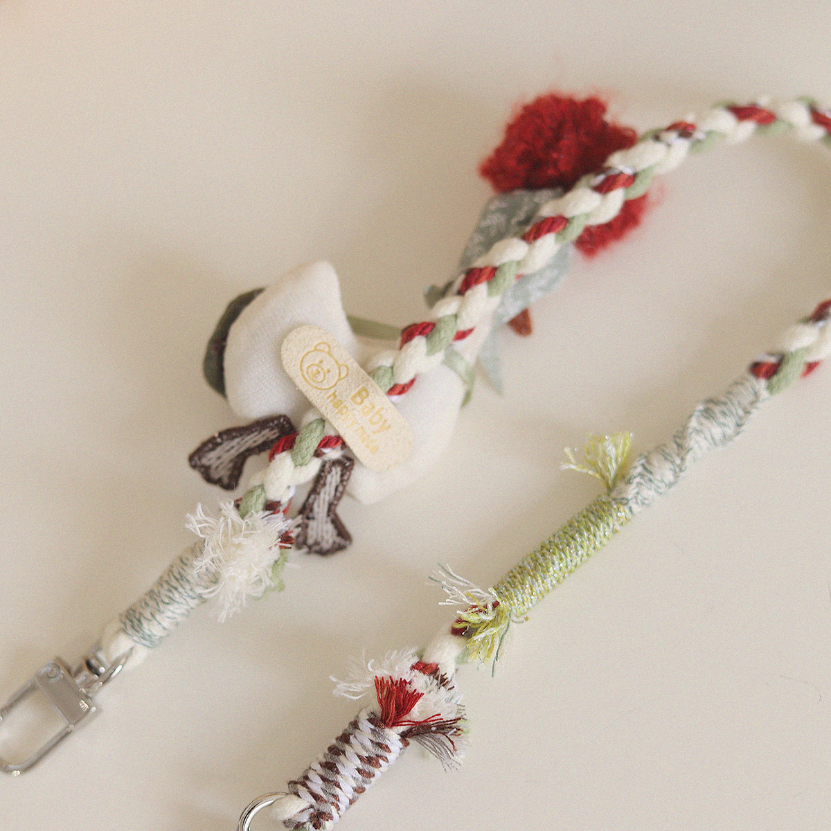 In the Spring Festival of 2026, there are cute and fun mobile phones, crossbody chain bows, big goose forest necklaces, shoulder straps, hand-carry lanyard Application Scenario