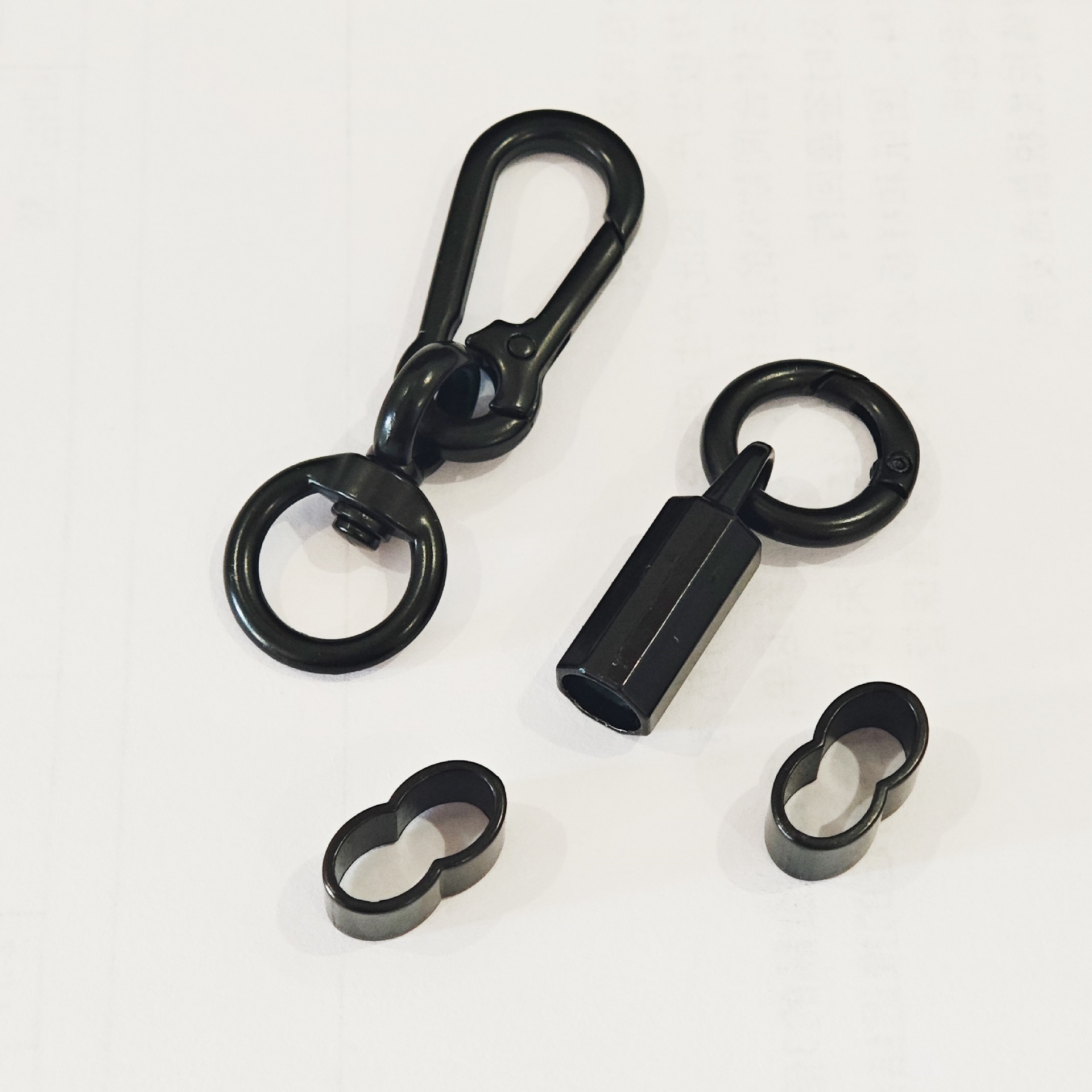 8mm mobile phone case lanyard accessory, metal climbing bell, circular spring key chain, DIY mobile phone lanyard dog buckle Application Scenario