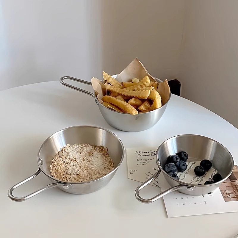 وأوعية من الفولاذ غير القابل للصدأ من طراز INS الكوري مع أطباق الأرز ذات المقبض، بالإضافة إلى أطباق سلطة الفواكه