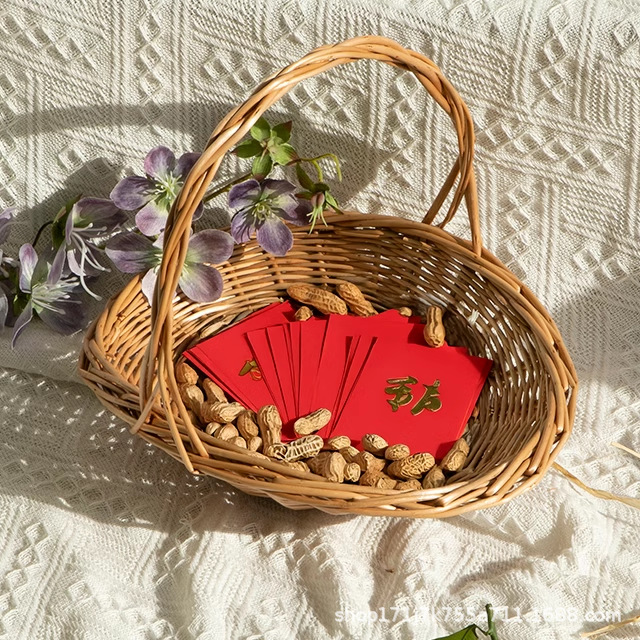 وتم إعداد السلال من القش، ونسج الزهور يدويا، وغرسها في سلة فاكهة محمولة باليد details Picture