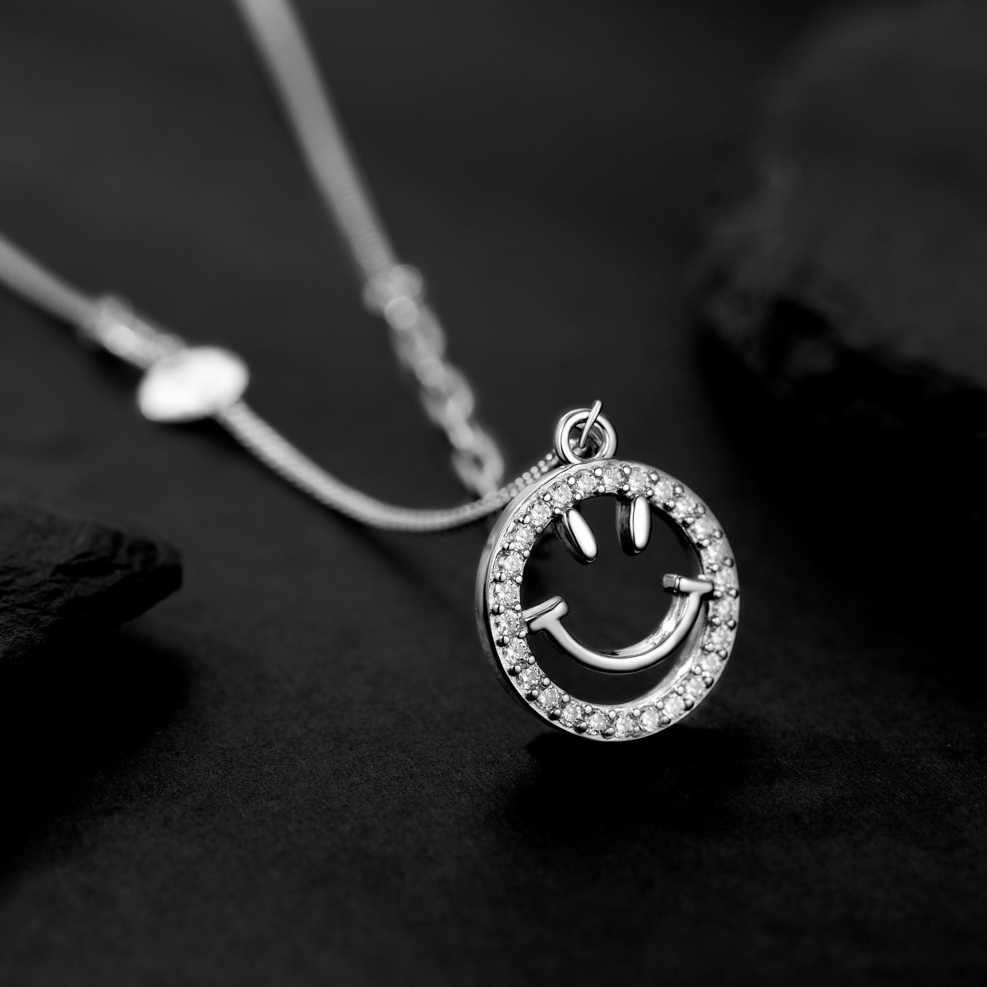 S925 sterling silver Smile Necklace for women, Korean version with diamond-encruted emoticons, smiling face pendant, versatile and elegant necklace, one-piece delivery Specification drawing