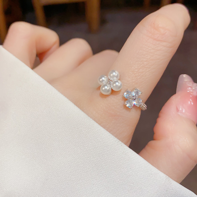 A source manufacturer of unique and fashionable design, gentle and versatile diamond-encrusted pearl flower open-mouth rings, and personalized light luxury accessories