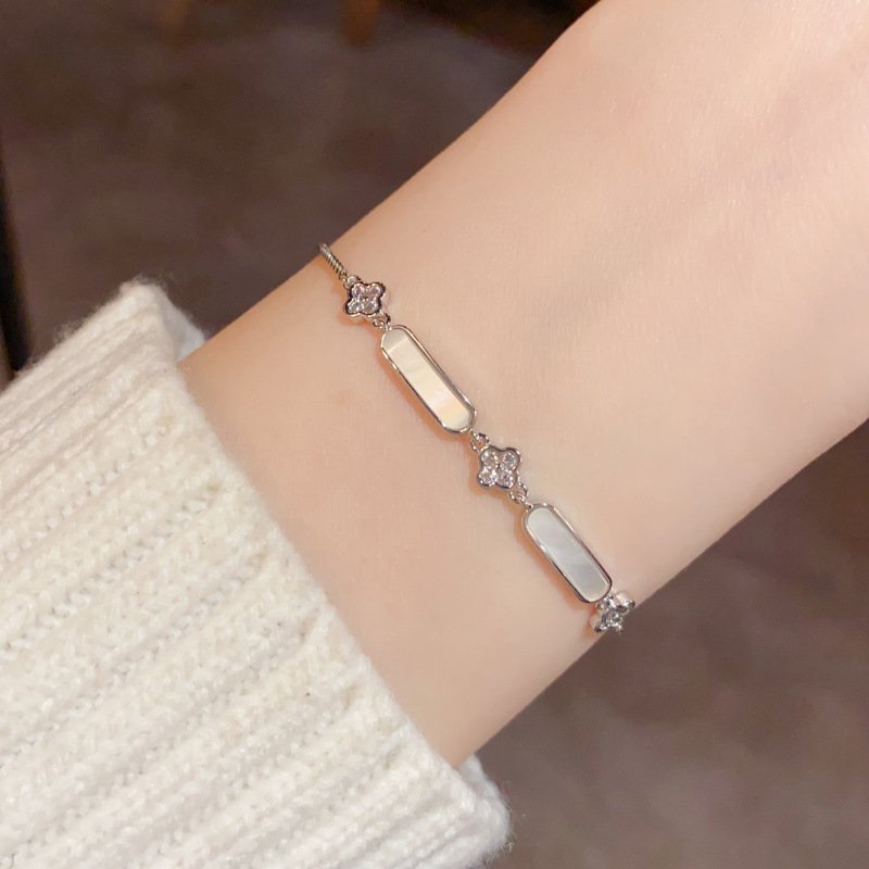 Estilo coreano temperamento moda simple cuadrado geométrico ajustable pulsera delicada luz lujo diseño de nicho decoración de la mano al por mayor Application Scenario