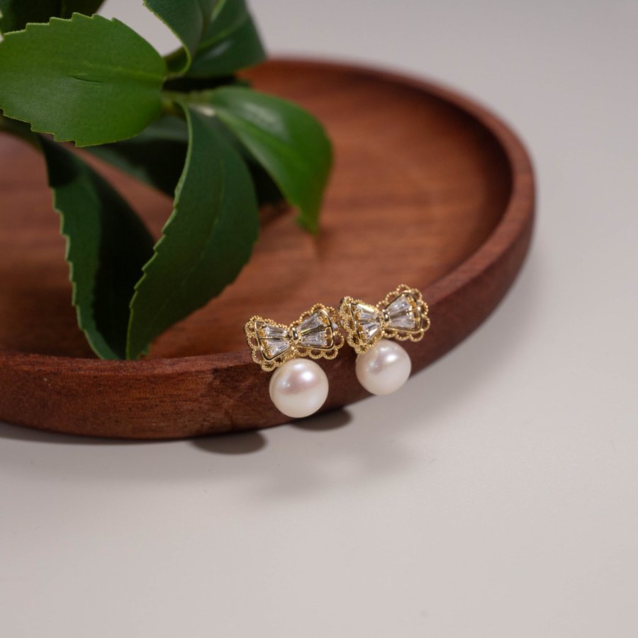 Wholesale of new copper-plated real gold S925 silver needle inlaid freshwater pearl zircon lace cutout fresh and sweet stud earrings details Picture