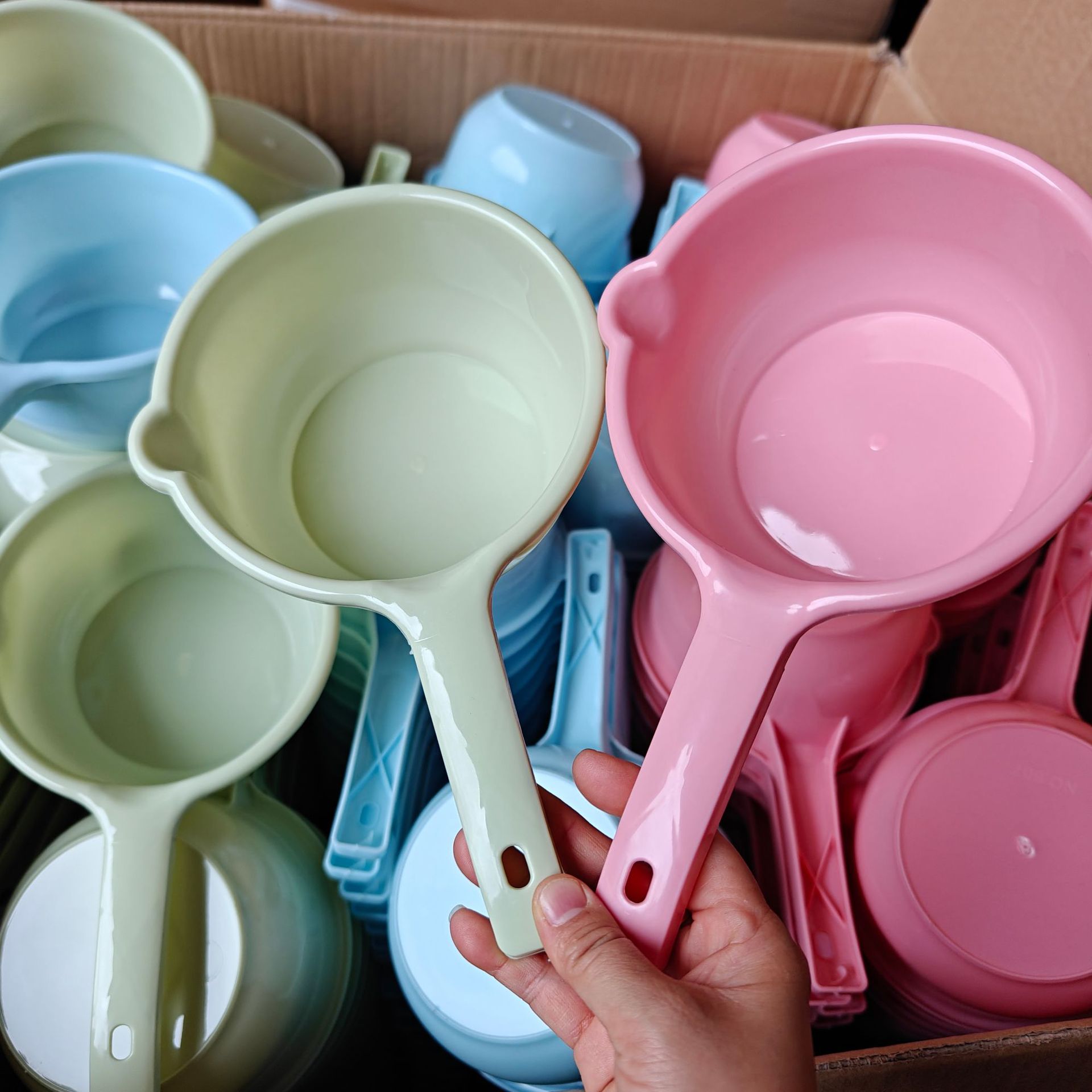 【】807 water ladle 300/ piece 807 water ladle colorful household plastic water ladle water spoon kitchen daily use 水舀子1 yuan wholesale supply Specification image