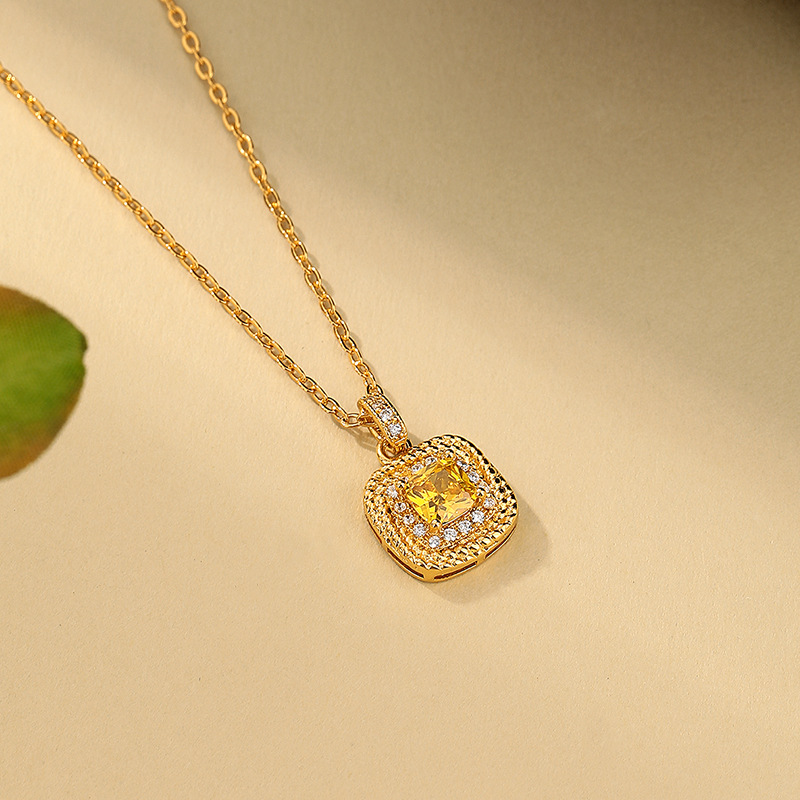 Copper gold-plated small sugar cube necklace for women, micro-inlaid zircon summer fashion, light luxury, collarbone chain for women, trendy square, fresh and sweet Specification image