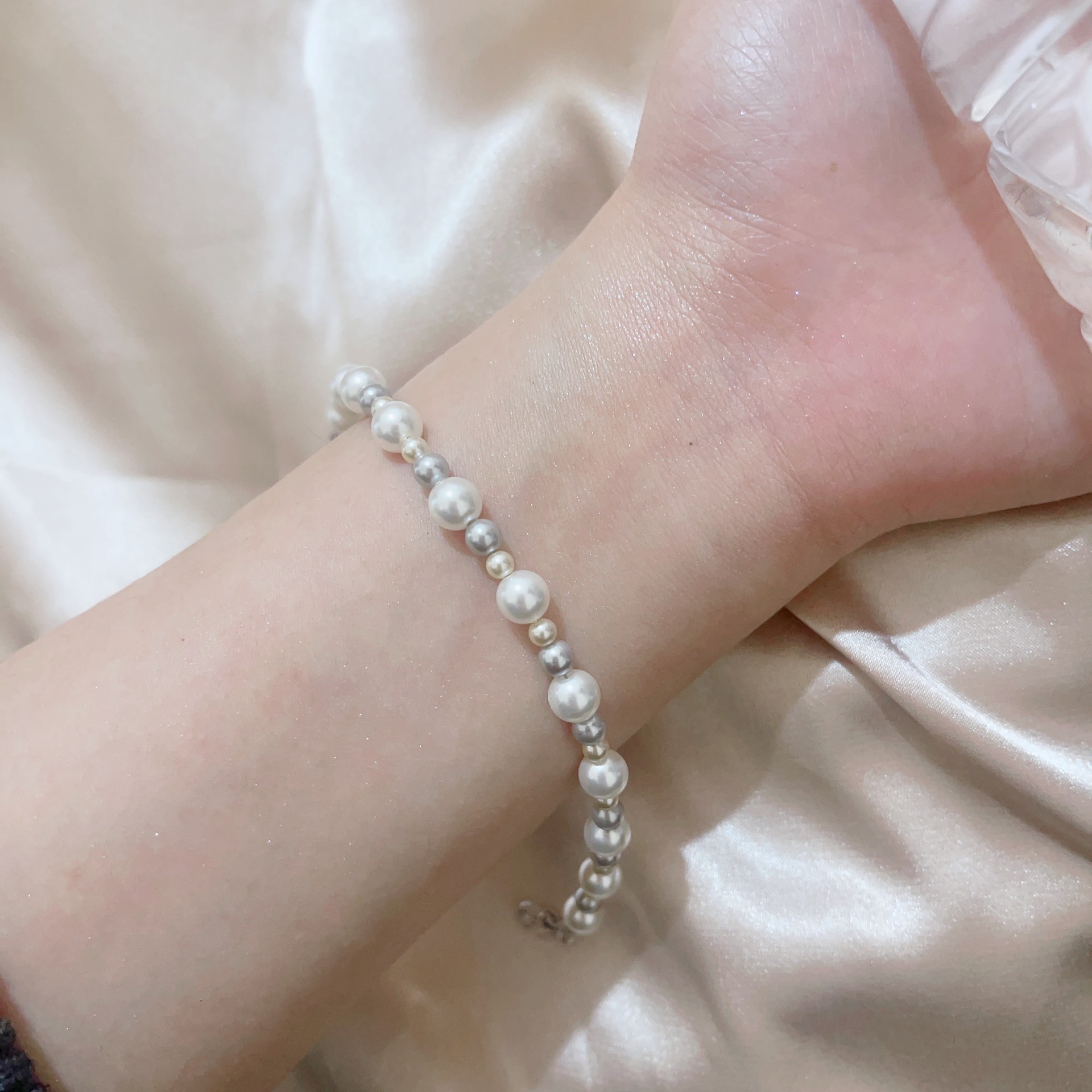 This original mixed-color pearl bracelet from Shi family is a simple and niche women's style, crafted in an ins style details Picture