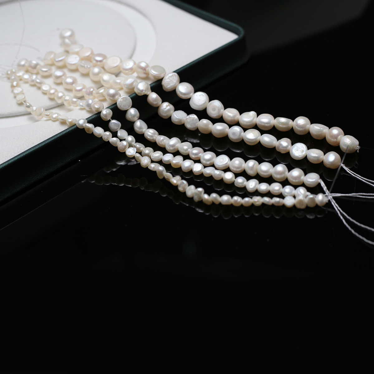 High-quality 4-5mm double-sided glossy natural freshwater pearl scattered beads in the shape of rice semi-finished diy jewelry accessories batch details Picture