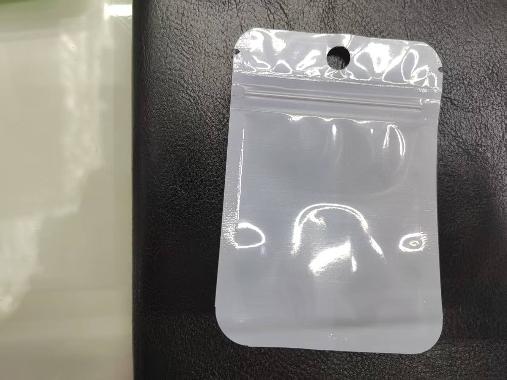 The colored macaron composite pearlescent bone bag can support up to 100 pieces per piece in stock Item Picture