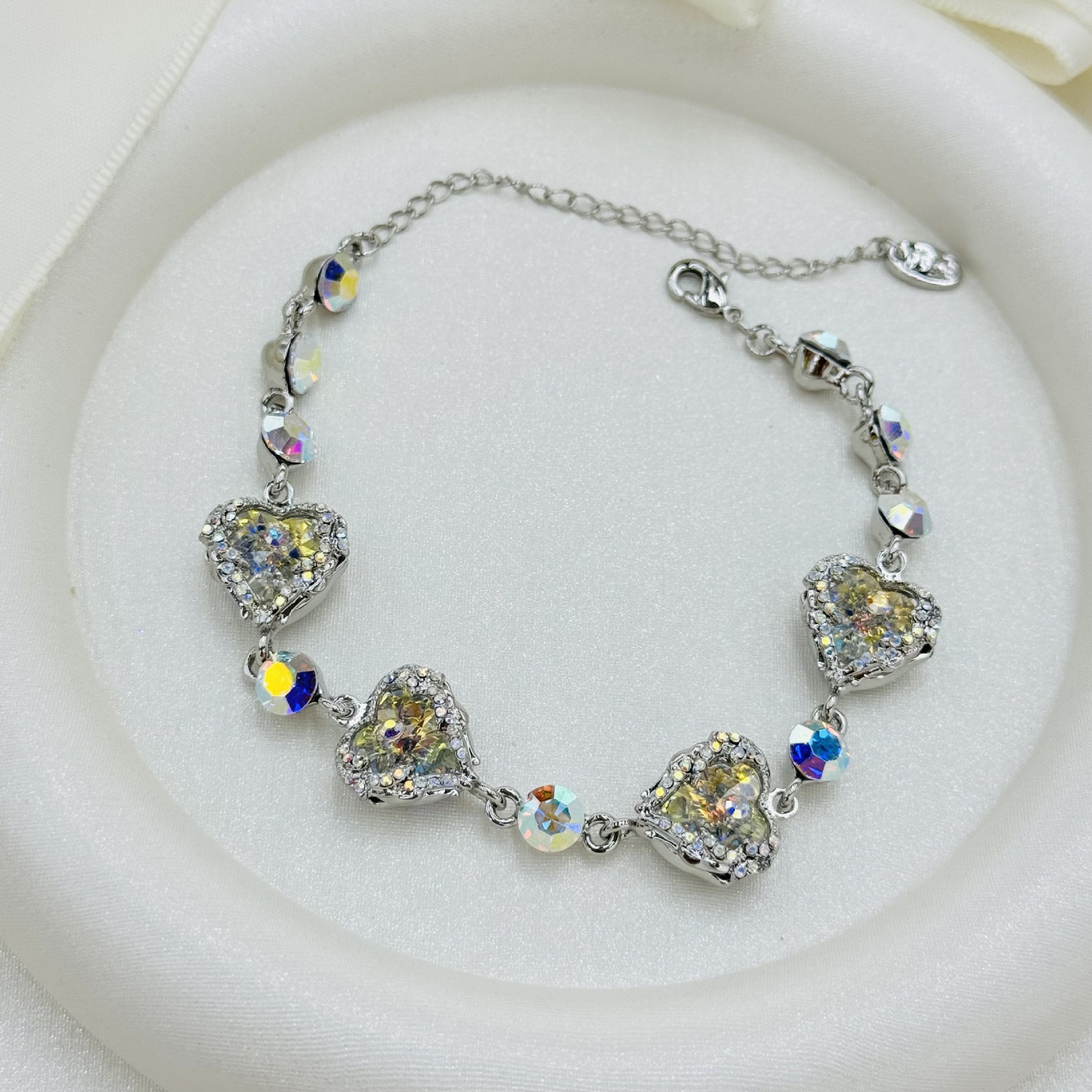 Austrian crystal heart-shaped bracelet, silver-plated and inlaid, fashionable women's light luxury accessory, available in multiple colors details Picture