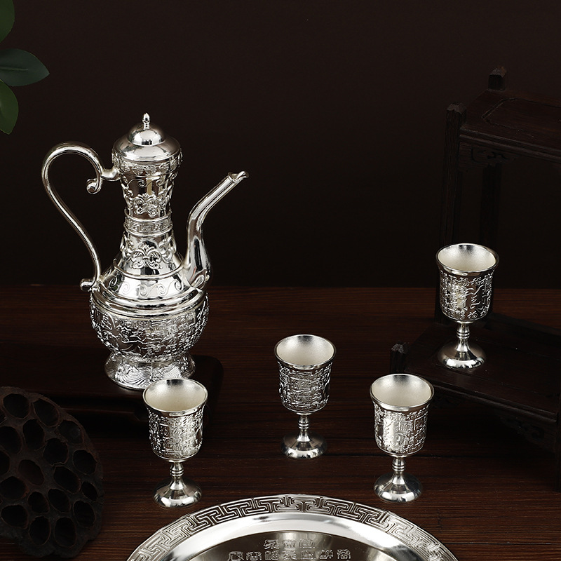 غلاية من الفضة تحتوي على قاريط نبيذ من الطراز الصيني القديم Specification image
