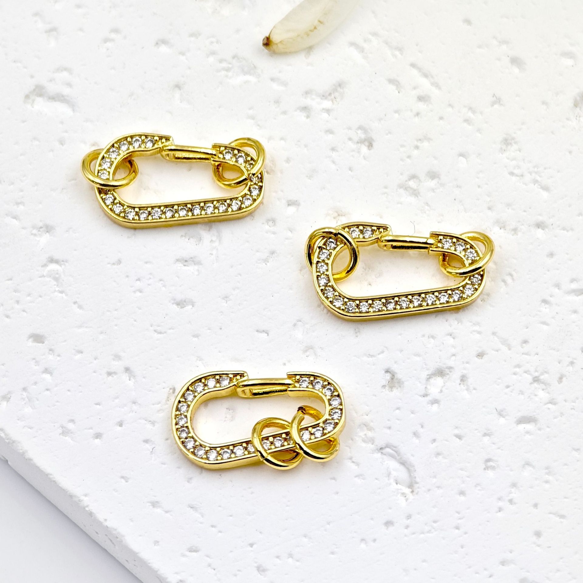 18K real gold electroplated, niche design, lockable women's necklace, rose gold collarbone chain pendant Application Scenario