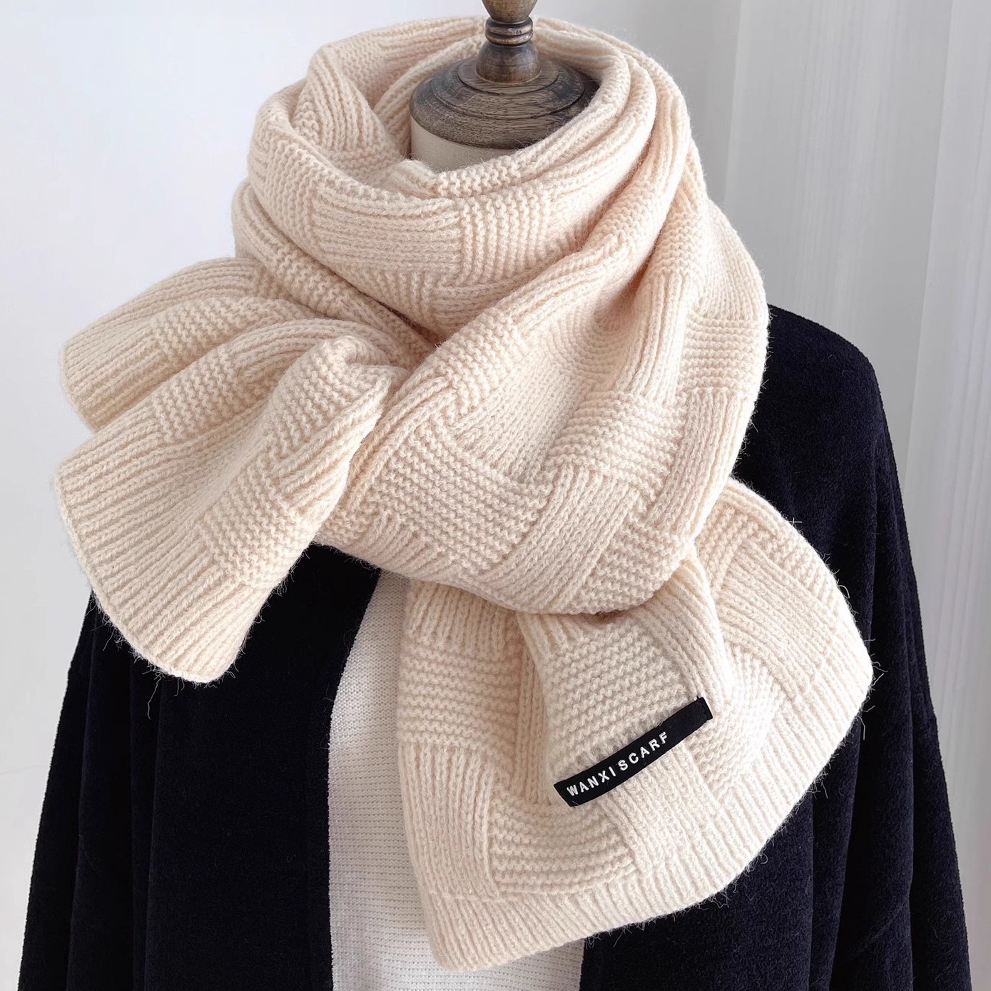 One-piece delivery of solid-color woolen knitted jacquard scarves for autumn and winter, small chanel-style Korean men's and women's outdoor warm cross-border wholesale, street stall wholesale Application Scenario
