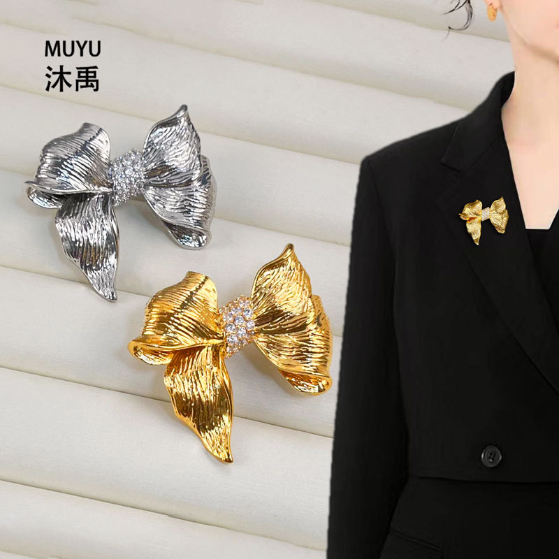 European and American style light luxury bow brooch, original design, simple and versatile, exquisite brooch, new autumn and winter suit pin details Picture