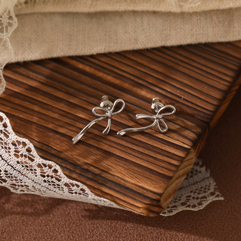 Chanel style simple bow hollowed-out stud earrings for girls, cute and versatile commuting earrings, personalized and trendy earrings wholesale Application Scenario