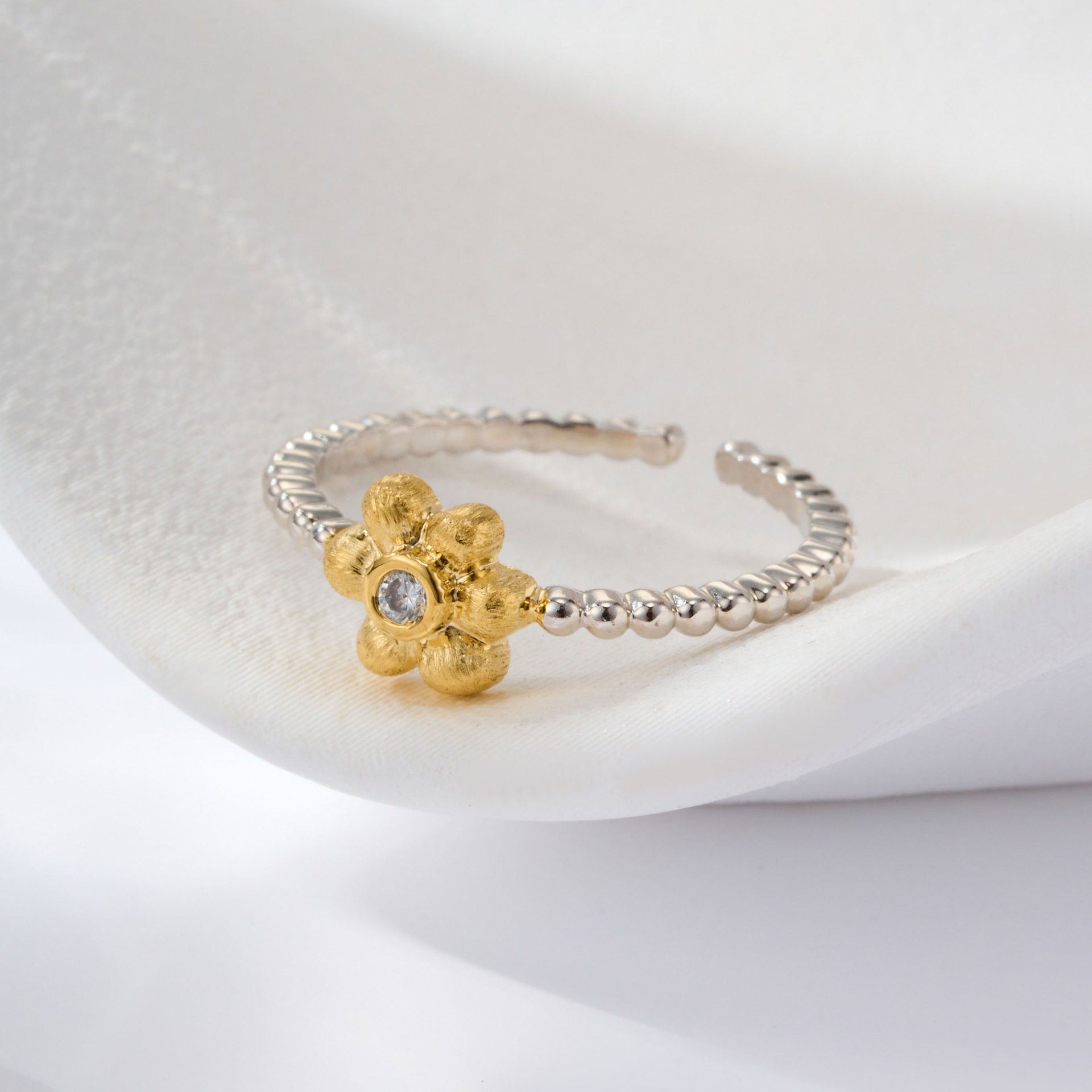 Fuente de fábrica de oro de dos colores flor cepillada anillo abierto elegante aleación de cobre simple con circonio anillo de dedo índice ajustable Application Scenario