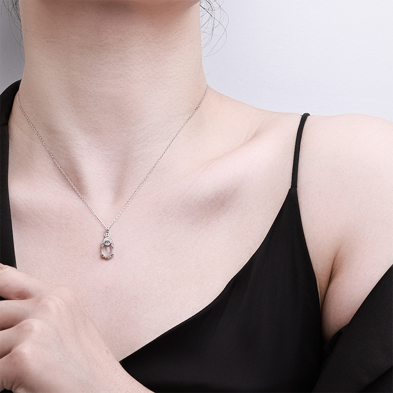 s925纯银玉髓白貔貅吊坠女简约气质项链时尚百搭锁骨链情人节礼物