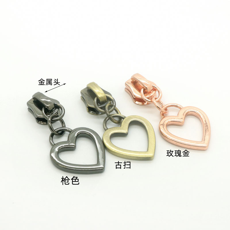 We have three-color metal luggage accessories in stock, including zipper pulls, hollow heart-shaped pull tabs, and custom zipper pulls Application Scenario