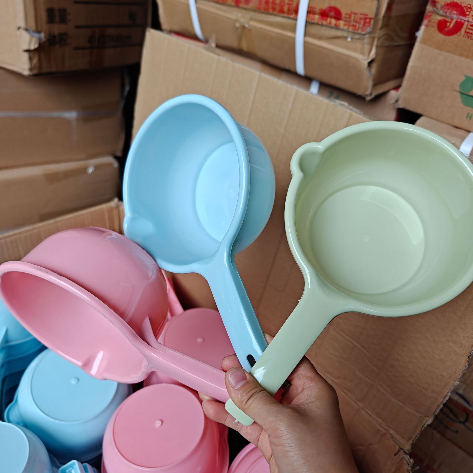 【】807 water ladle 300/ piece 807 water ladle colorful household plastic water ladle water spoon kitchen daily use 水舀子1 yuan wholesale supply details Picture