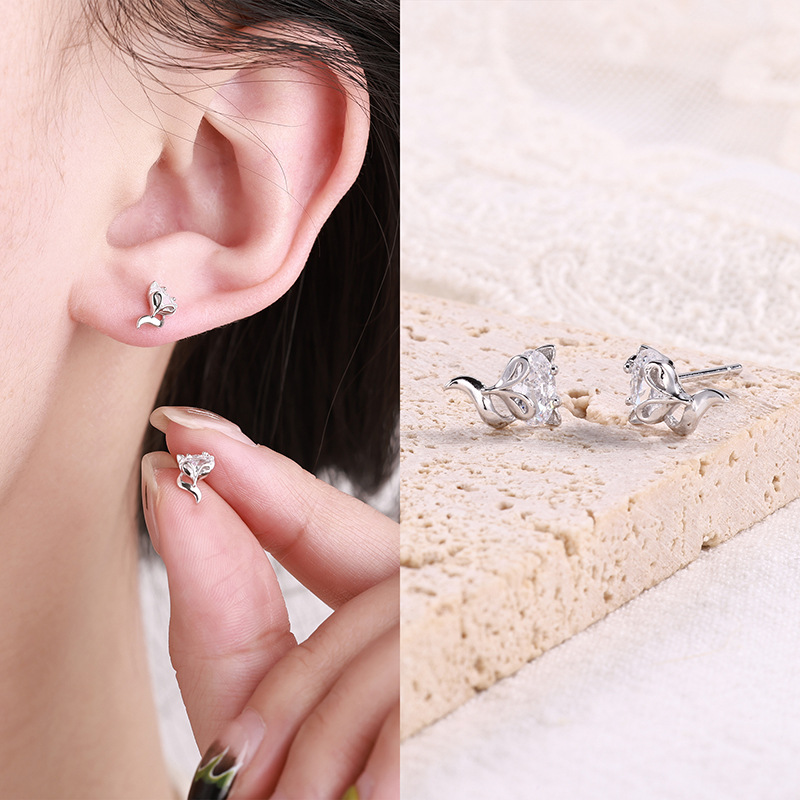 Zhuoheng Select s925 sterling silver Little Fox earrings are high-end, versatile, fashionable and elegant. They feature a niche design and are sweet and cute