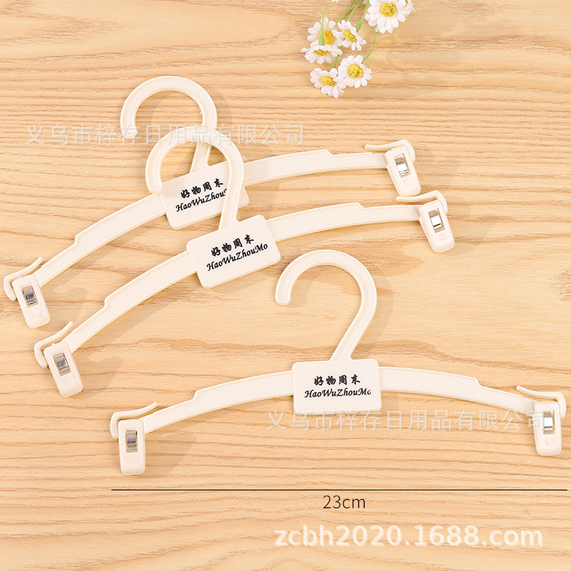 Children's underwear hanger, transparent and high-end, children's bra pants hanger, inner hanger, display hanger, colorful underwear hanger Application Scenario