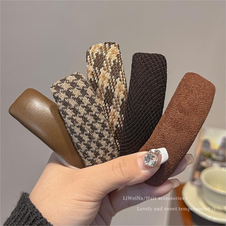 Maillard's thousand-bird checkered coffee-colored side hair clips for women exude a retro charm. Side fringe hair clips and bb hair clips details Picture