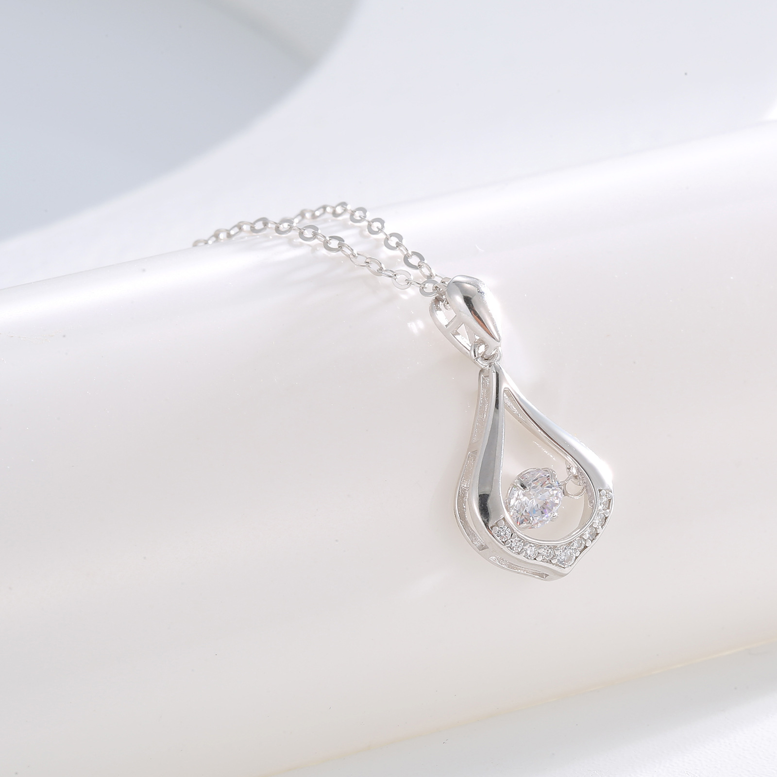 S925 sterling silver water drop dynamic European and American style necklace, British retro collarbone chain for women, high-end pendant manufacturer wholesale Specification drawing