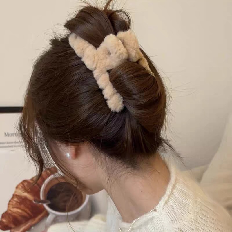 This is a new large-sized cross-fleece hairpin for women in autumn and winter, featuring a generous amount of shark clips and a high-end look. It is a headpiece for the back of the head