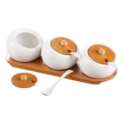 علب التوابل في مطبخ أحمر الشباك مع أغطية مصنوعة من الخيزران Item Picture