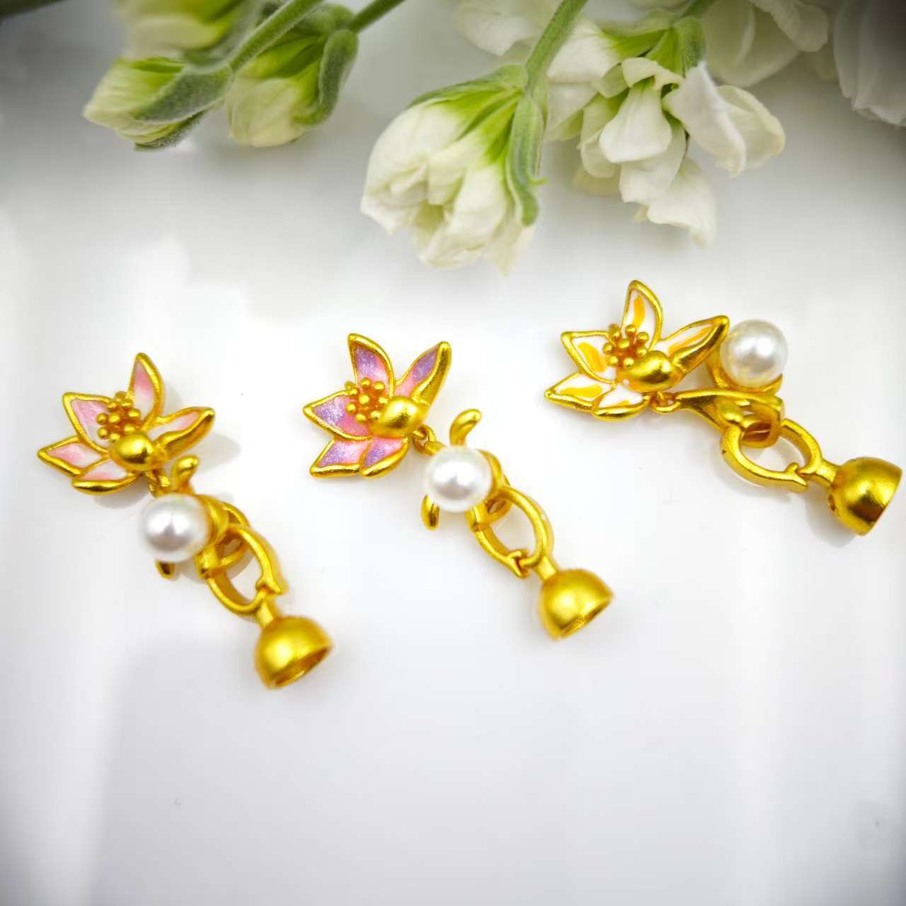 Ancient-style gold pearl necklace buckle, natural pearl oil painting style water lily end buckle, connecting buckle, mother-and-child buckle, sweater chain di Application Scenario