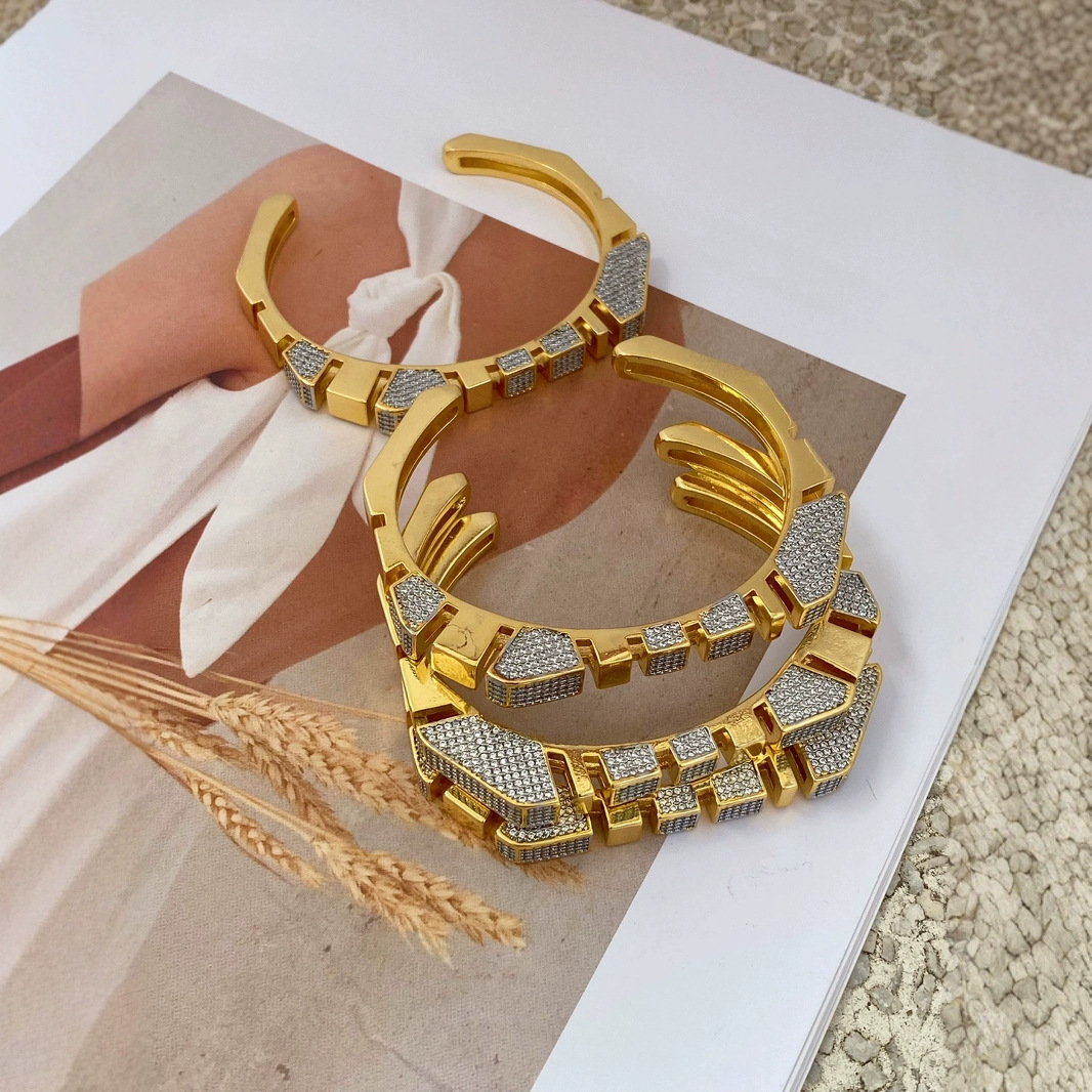 A popular cross-border light-luxury dual-color electroplated bracelet from Europe and America with adjustable openings, sold directly by the manufacturer Application Scenario