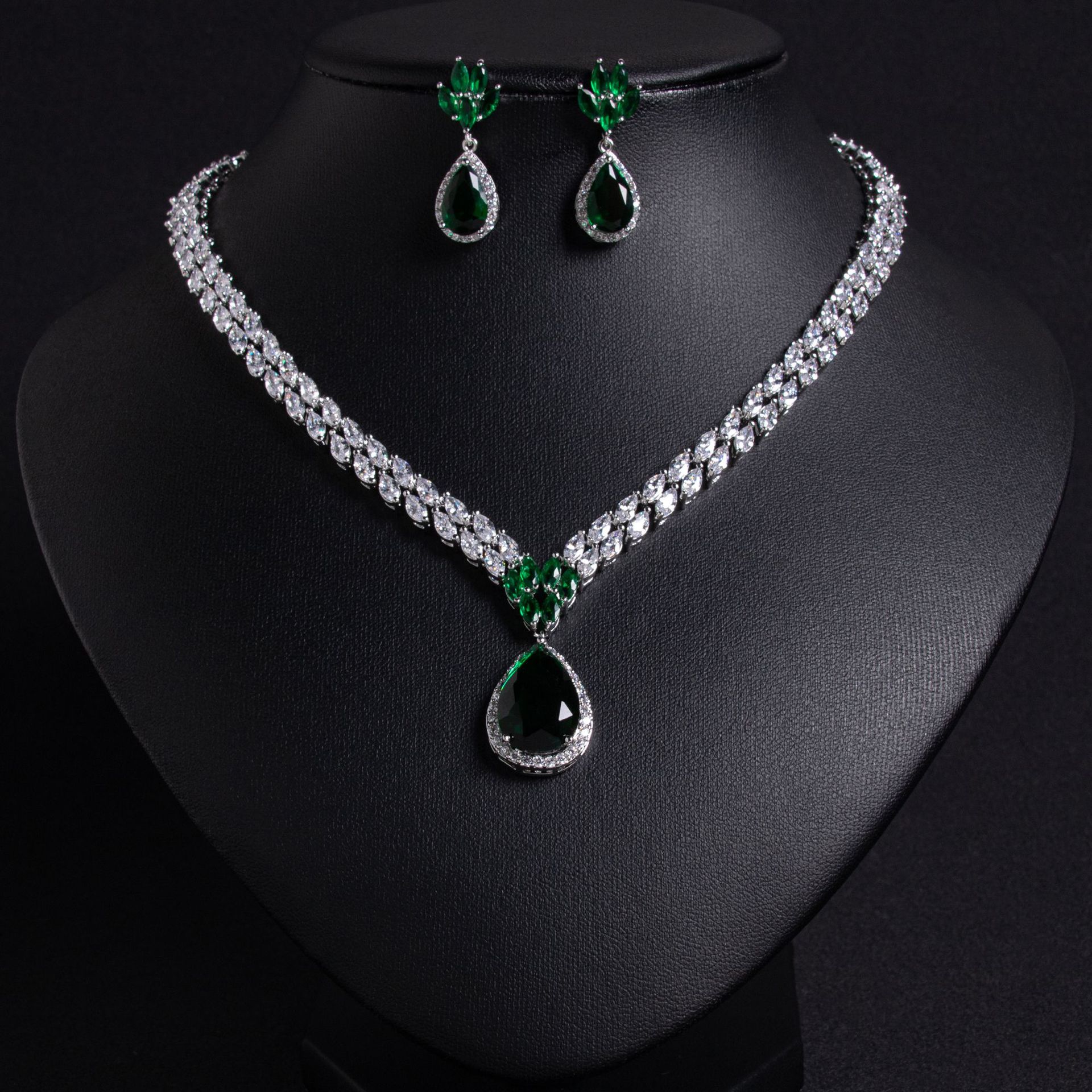 وتم تجهيز مجموعة من مجموعات قرط قلادة قلادة من السلسلة عبر الحدود Specification image