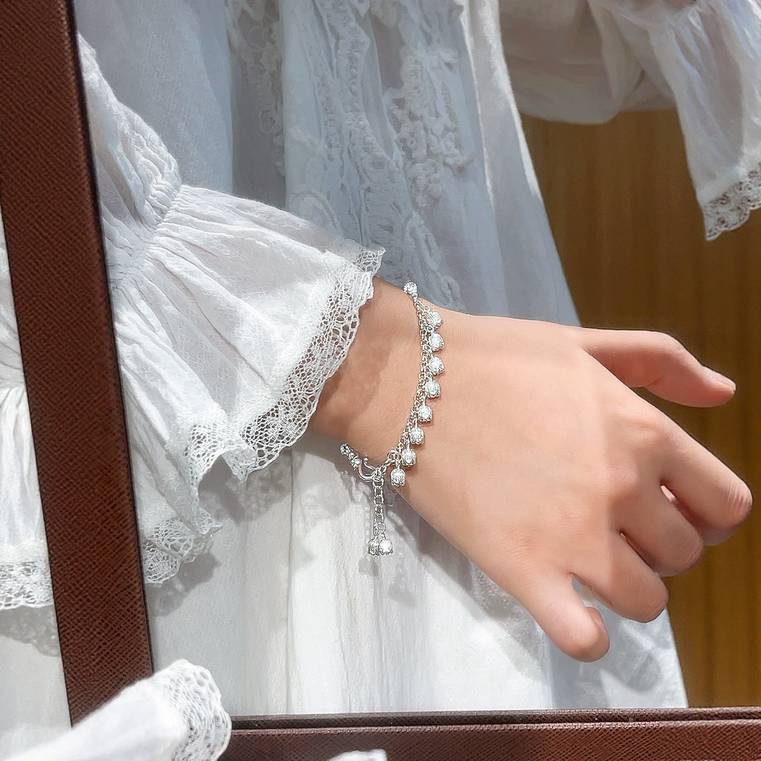 Fringed bracelet for women, light luxury and niche design, versatile and elegant jewelry, copper-plated Tibetan silver and Miao silver for girls Application Scenario