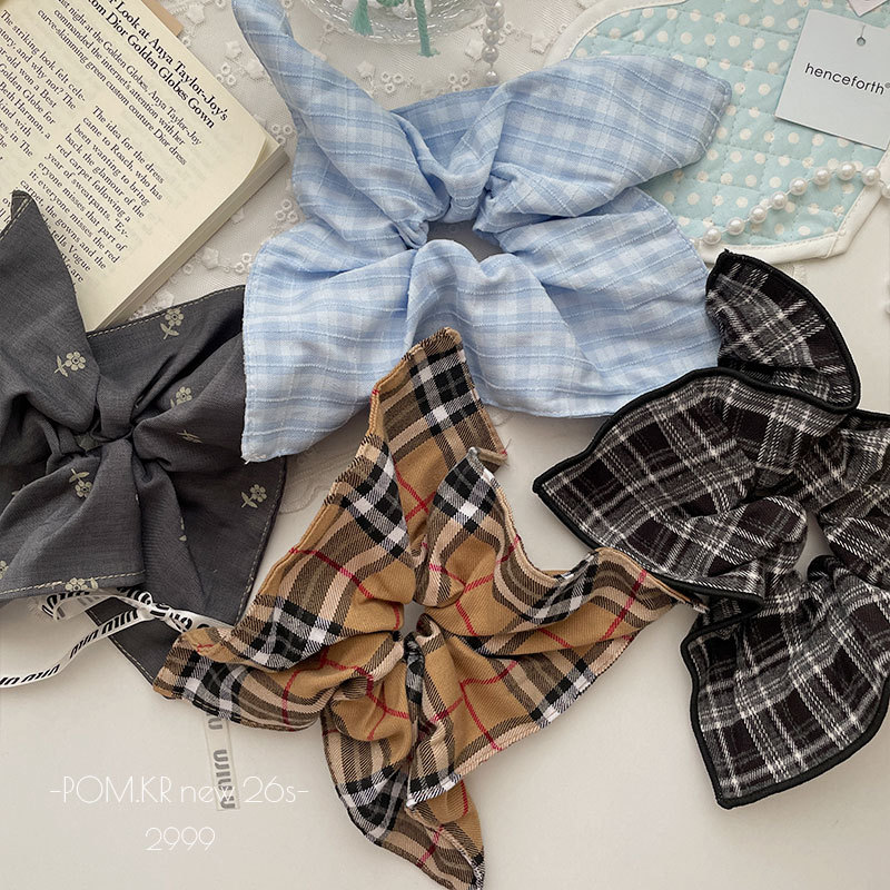 The retro checkered square large-sized hair band for autumn and winter, the same high-end girl's hair accessory as the blogger, with a low ponytail hair tie Application Scenario